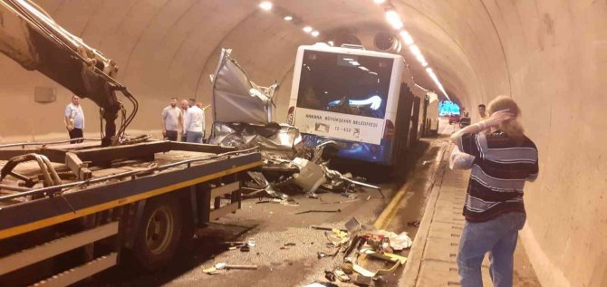 Ankara’da Otomobil Belediye Otobüsünün Altına Girdi: 3 Yaralı