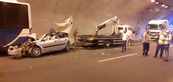 Ankara’da Otomobil Belediye Otobüsünün Altına Girdi: 3 Yaralı