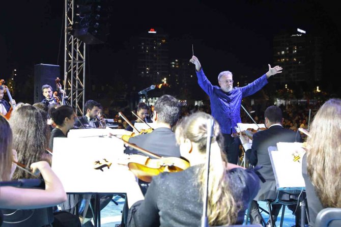 Başakşehir Millet Bahçesi’nden Unutulmaz Filmlerin Müzikleri Yükseldi