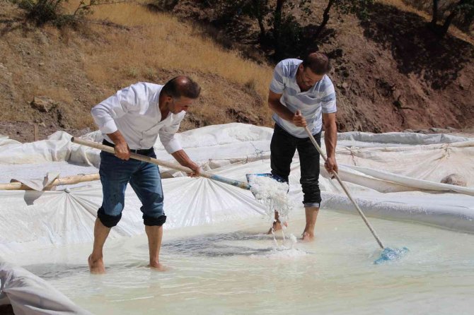 Batman’da 4 Asırdır Dede Mesleği Yapan Köylüler, Haftada 150 Ton Tuz Çıkartıyor