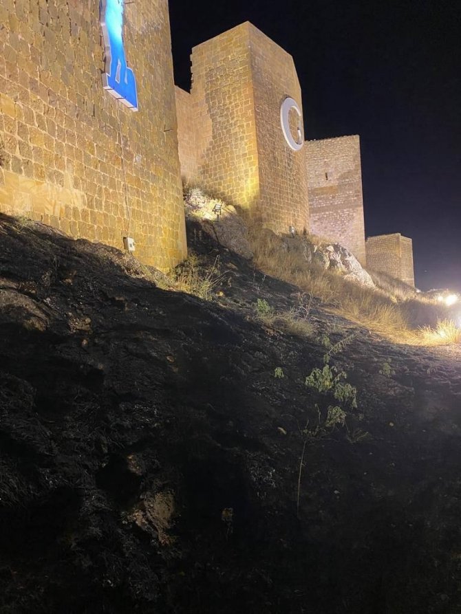 Bayburt Kalesi’nde Örtü Yangını