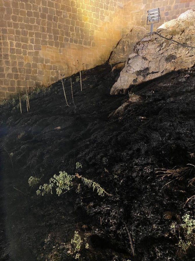 Bayburt Kalesi’nde Örtü Yangını