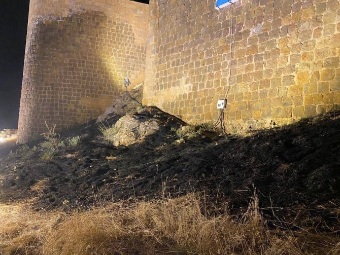 Bayburt Kalesi’nde Örtü Yangını