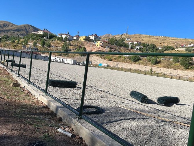 Kiğı’da 500 Kişilik Tribünlü Sentetik Futbol Sahası Yapılıyor
