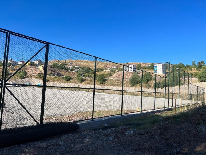 Kiğı’da 500 Kişilik Tribünlü Sentetik Futbol Sahası Yapılıyor