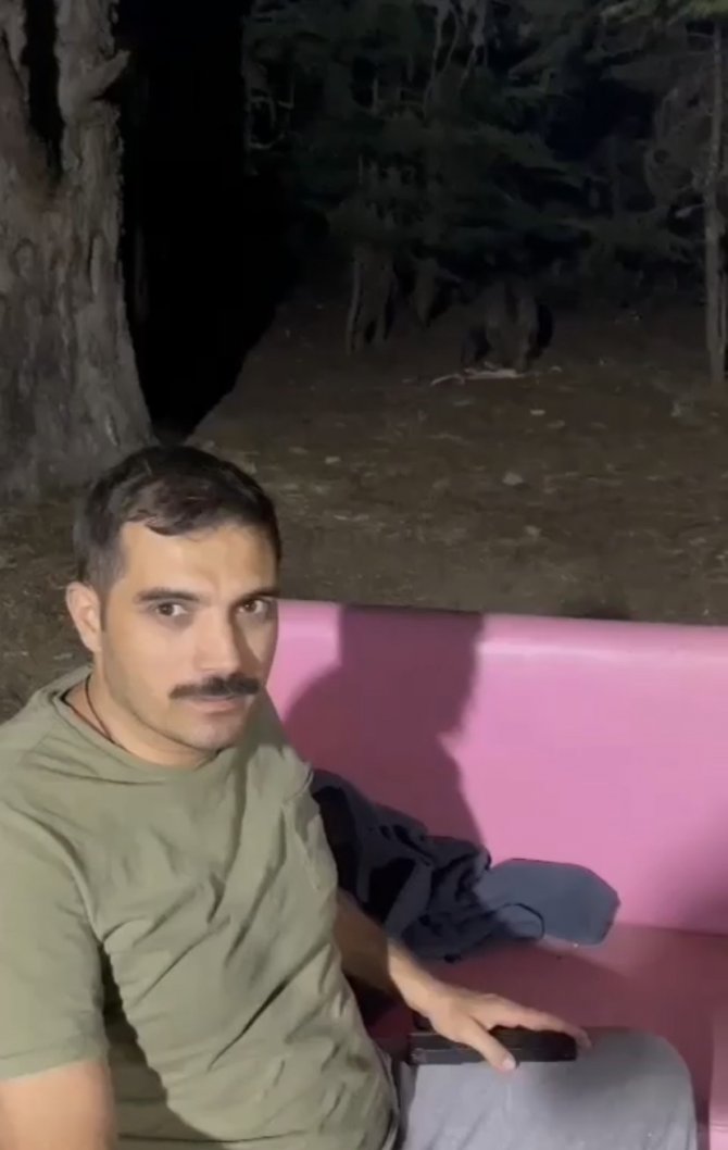 Uludağ’da Bahçesine Gelen Ayıyla Konuştu, O Anlar Kameralarda