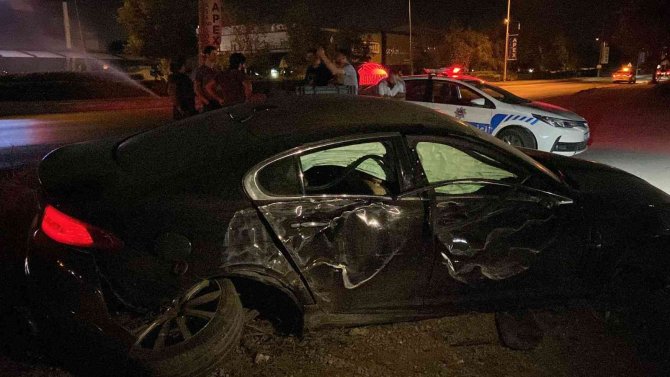 Alkollü Sürücü 3 Milyon Tl’lik Aracıyla Direğe Çarptı: 1 Yaralı