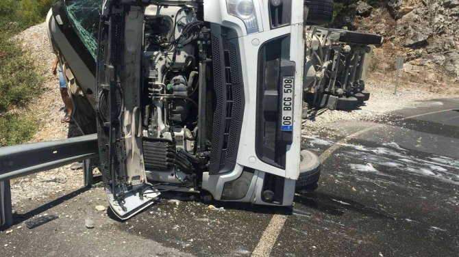 Devrilen Çimento Yüklü Tırdaki Yangın Söndürüldü