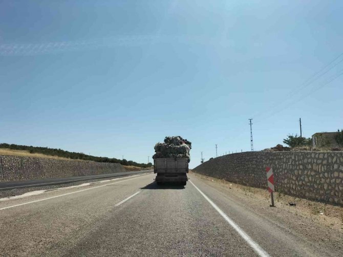 Plastik Hurda Taşıyan Kamyon Trafiği Tehlikeye Soktu