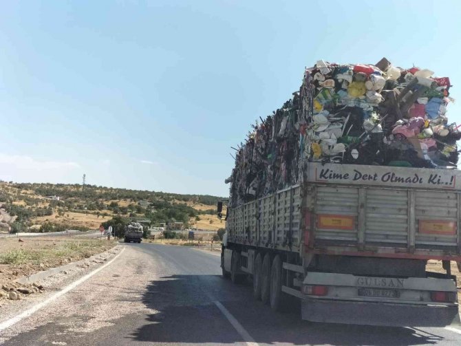 Plastik Hurda Taşıyan Kamyon Trafiği Tehlikeye Soktu