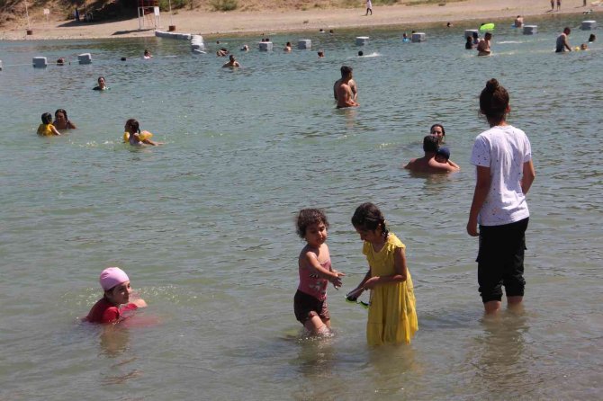 Sıcaktan Bunalanlar Hazar Gölü’ne Akın Etti, Plajlar Ege Ve Akdeniz’i Aratmadı