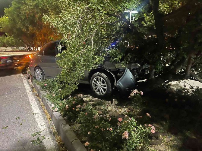 Elazığ’da Virajı Alamayan Otomobil Refüje Çıkarak Ağaca Çarptı