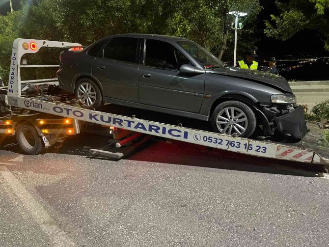 Elazığ’da Virajı Alamayan Otomobil Refüje Çıkarak Ağaca Çarptı