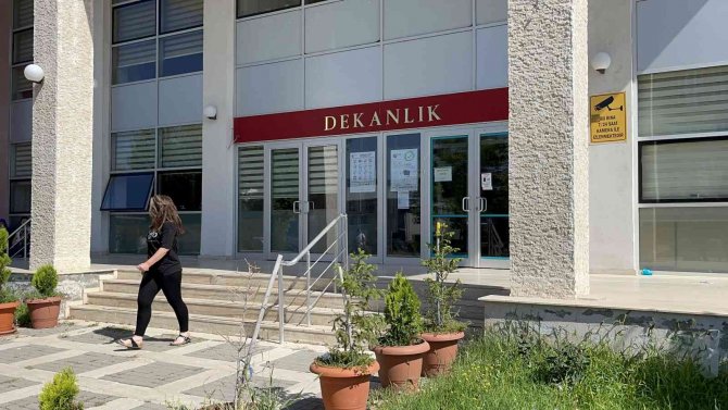 Geç Kaldığı Sınava Girebilmek İçin Kapıyı Zorladı, Camlara Vurdu