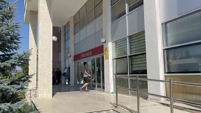 Geç Kaldığı Sınava Girebilmek İçin Kapıyı Zorladı, Camlara Vurdu