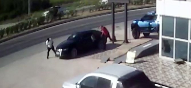 Hatay’da Yol Verme Tartışmasından Sonra Otomobile Taşla Saldırdılar