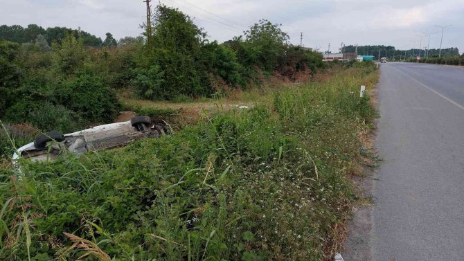 Cenazeye Yolunda Otomobil Şarampole Yuvarlandı: 2 Yaralı