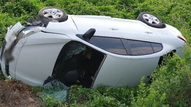 Cenazeye Yolunda Otomobil Şarampole Yuvarlandı: 2 Yaralı