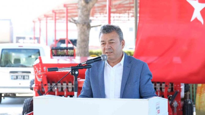 Çiftçilere 1 Milyon 300 Bin Tl Makine Ve Ekipman Desteği