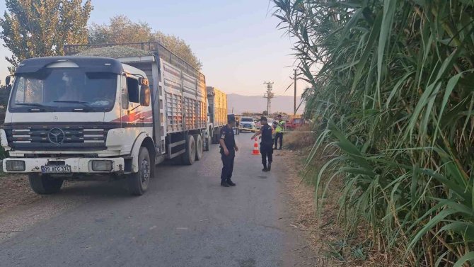 İ̇zmir’de İki Kamyonun Arasında Sıkışan Şahıs Hayatını Kaybetti