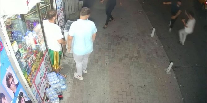 Kağıthane’de ‘Laf Atma’ Kavgası: Kemerler, Bıçaklar Havada Uçuştu