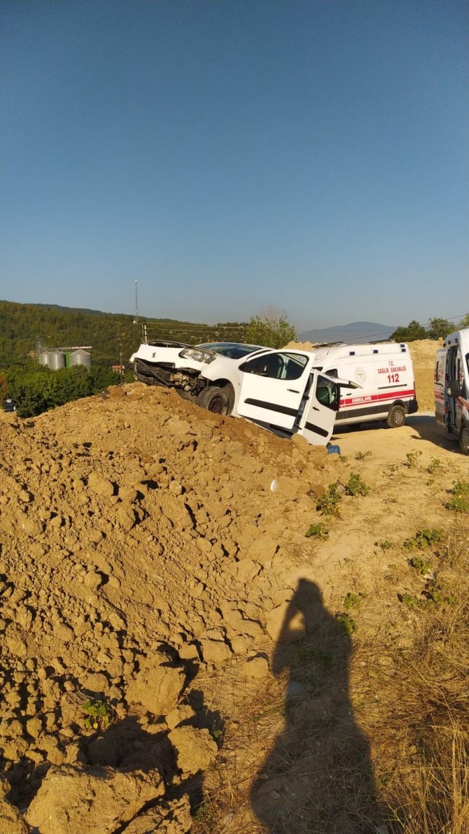 Yoldan Çıkan Hafif Ticari Araç Toprak Yığınına Çarptı: 5 Yaralı