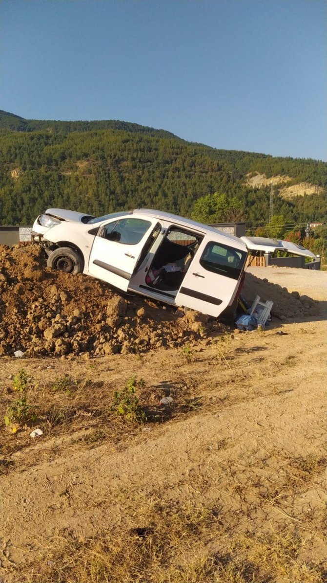 Yoldan Çıkan Hafif Ticari Araç Toprak Yığınına Çarptı: 5 Yaralı