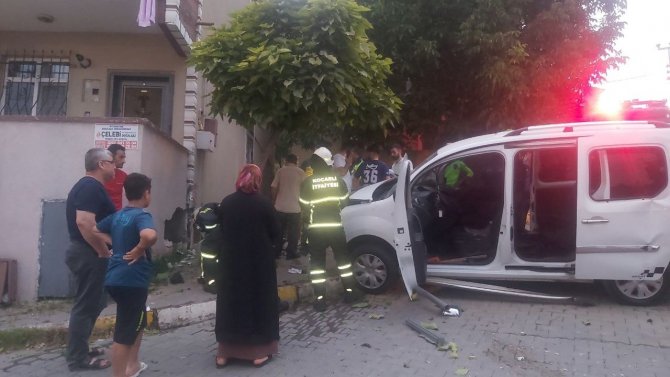 Freni Boşalan Hafif Ticari Araç Evin Duvarına Çarptı