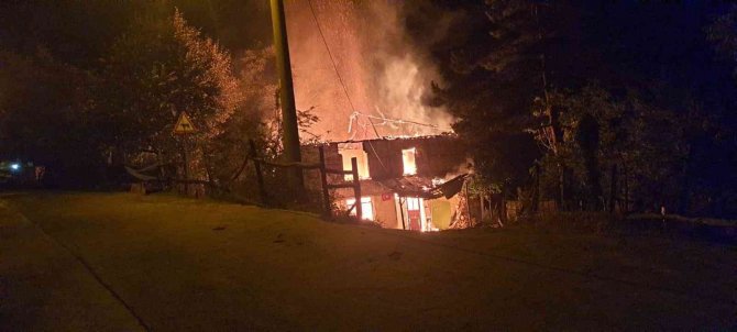 Müstakil Ev Alev Alev Yandı