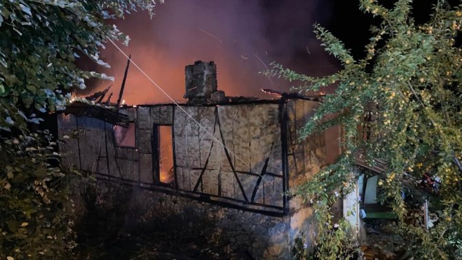 Müstakil Ev Alev Alev Yandı