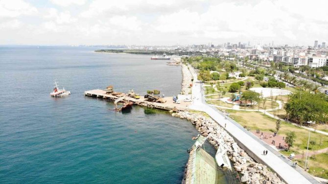 Maltepe Sahili’nde Batan Geminin Parçaları Karaya Çıkartıldı
