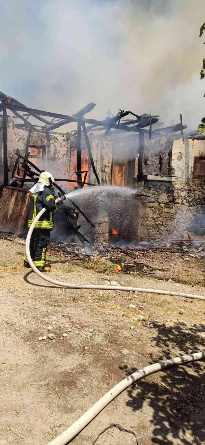 Manisa’da Çıkan Yangında Ahşap Ev Kül Oldu