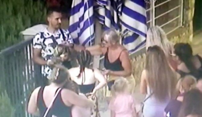 Maymun Üzerinden Maddi Menfaat Sağlayan Şahıs Kgys Kameralarına Takıldı