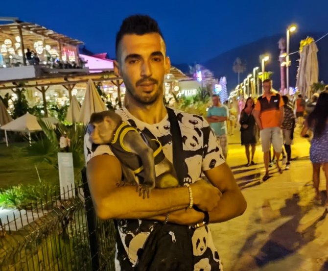Maymun Üzerinden Maddi Menfaat Sağlayan Şahıs Kgys Kameralarına Takıldı