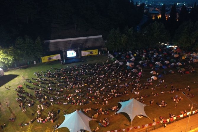 Ünlü Yönetmen Ezel Akay: "Söylenen, Anlatılmak İstenen Her Şey Anlaşılır Oluyor Bu Eğlence Ve Haz Sayesinde"