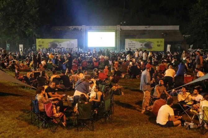 Ünlü Yönetmen Ezel Akay: "Söylenen, Anlatılmak İstenen Her Şey Anlaşılır Oluyor Bu Eğlence Ve Haz Sayesinde"