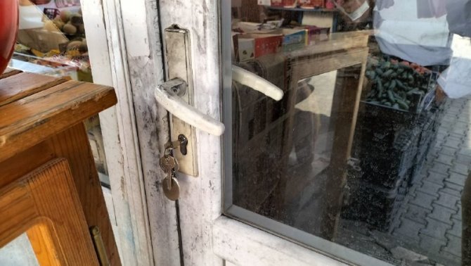Bakkal Dükkanına Giren Hırsızlar Sigara Rafını Boşalttı