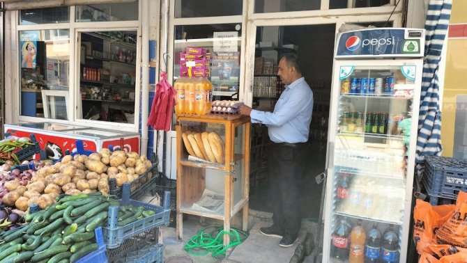 Bakkal Dükkanına Giren Hırsızlar Sigara Rafını Boşalttı