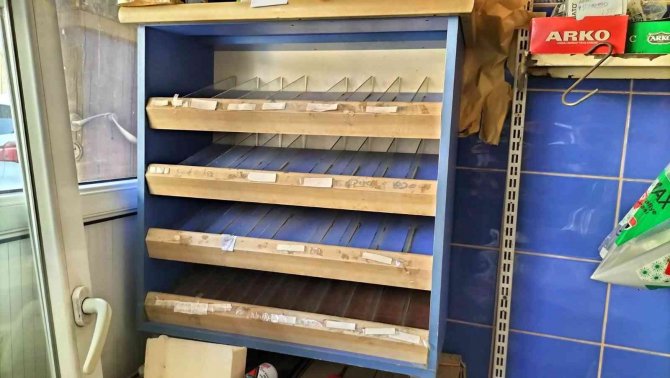 Bakkal Dükkanına Giren Hırsızlar Sigara Rafını Boşalttı