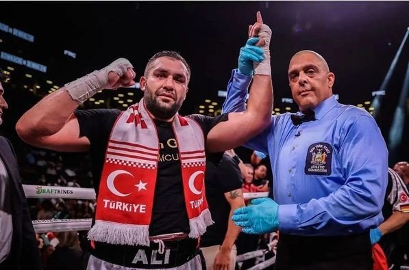 Şampiyon Boksör Demirezen’e Rektör Kuş’tan Tebrik