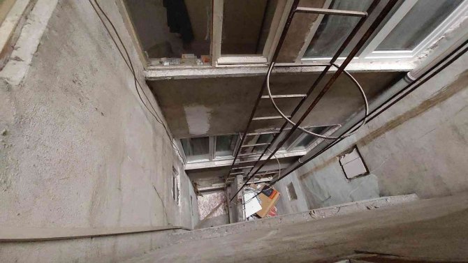 Anahtarı Evde Unutan Emekli Öğretmen Eve Girmek İsterken Havalandırma Boşluğuna Düştü