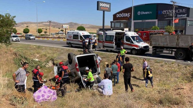 Hafif Ticari Araç Şarampole Uçtu: 7 Yaralı
