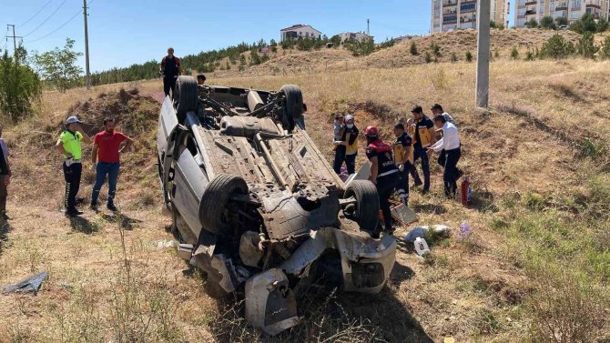 Hafif Ticari Araç Şarampole Uçtu: 7 Yaralı