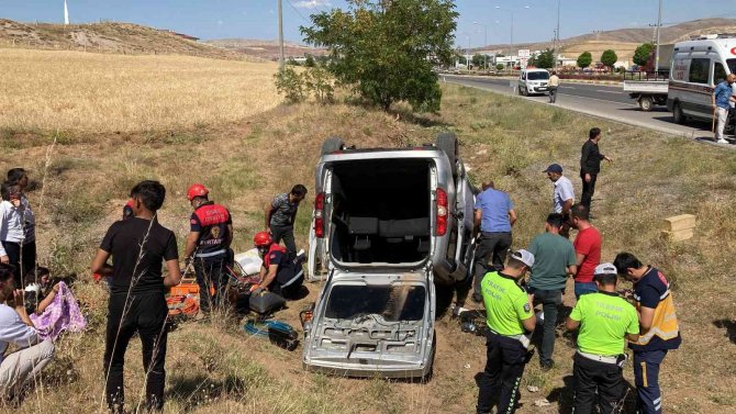 Hafif Ticari Araç Şarampole Uçtu: 7 Yaralı