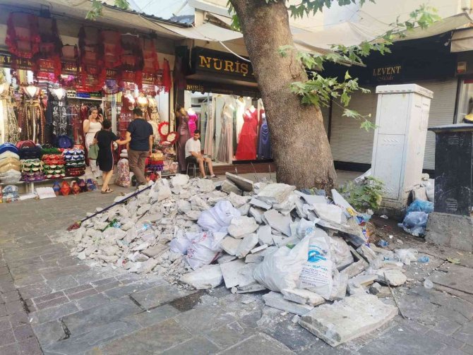 Tarihi Kemeraltı Çarşısı’ndaki 65 Yıllık Şadırvanı Yıktılar
