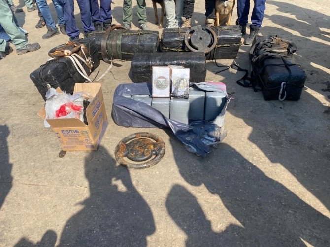 Tekirdağ’da Yük Gemisinin Altına Saklanmış 242 Kg Kokain Yakalandı