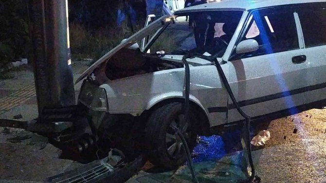 Aşırı Alkollü Sürücü Aydınlatma Direğine Çarptı; 2 Yaralı