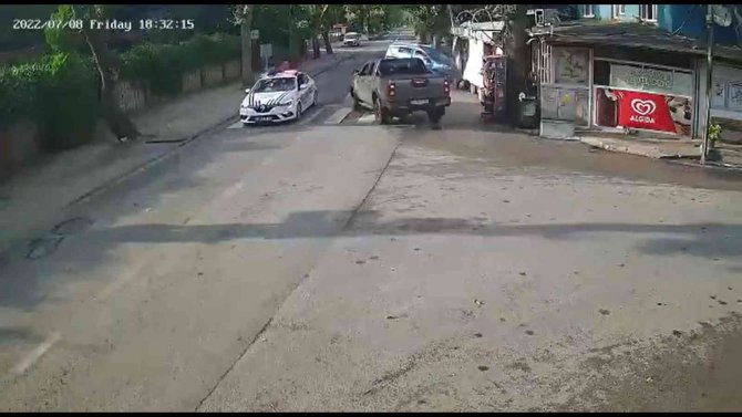 Sürücüsünün Baygınlık Geçirdiği Kamyonet Markete Böyle Girdi