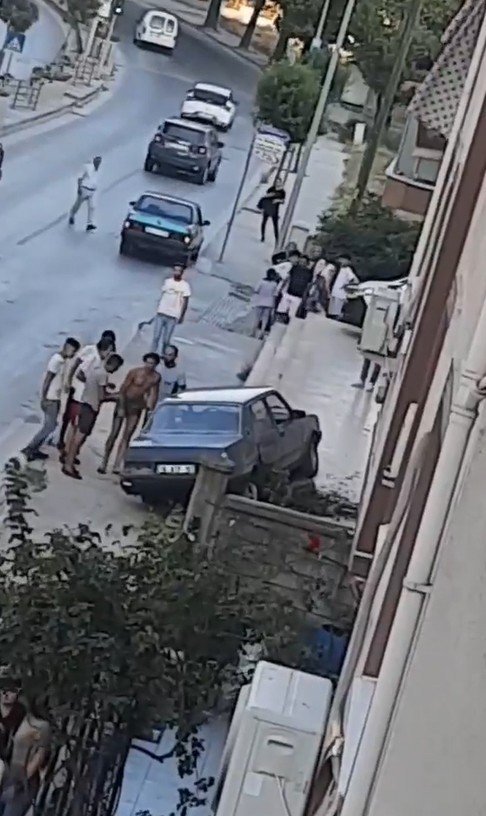 Yalova’da Makas Atan Otomobil Kaza Yaptı