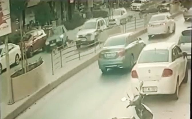 Yalova’da Makas Atan Otomobil Kaza Yaptı